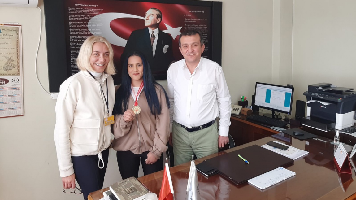 Öğrencimiz Cansu Yayla Okul Sporları Boks kategorisinde Ankara birincisi oldu.